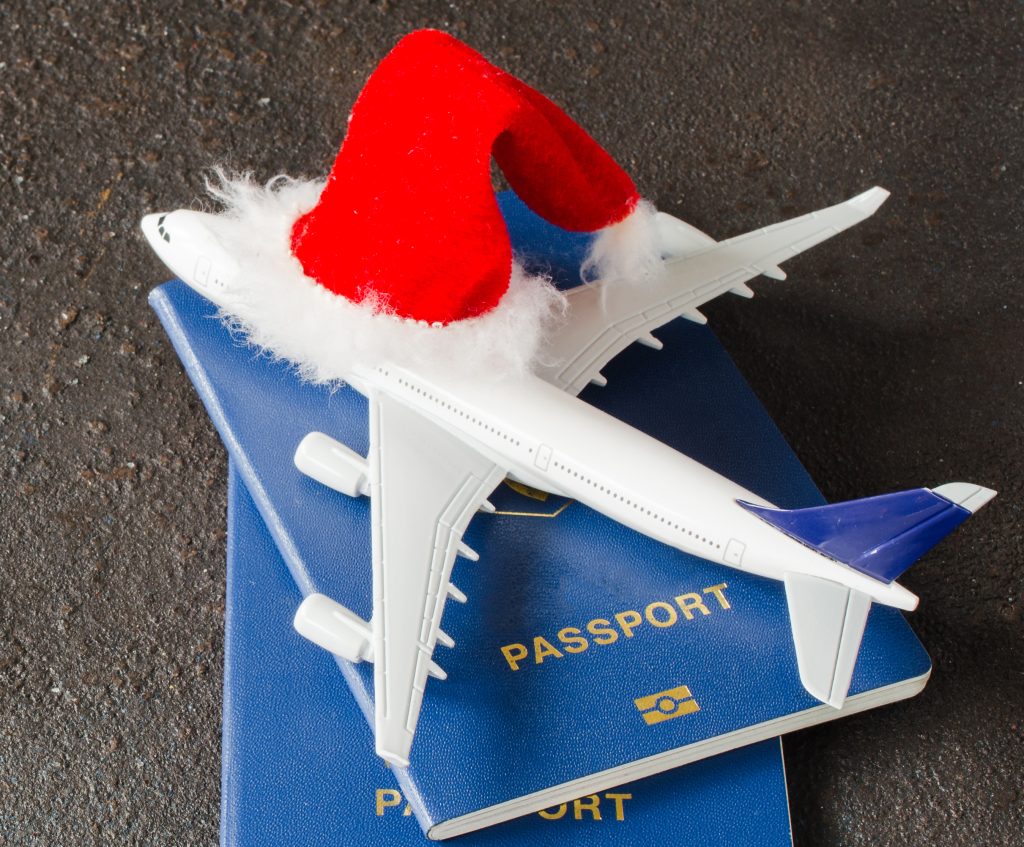 avion avec bonnet de Noël et passeport