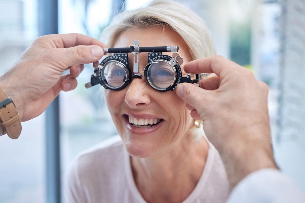 Personne qui se fait opérer des yeux