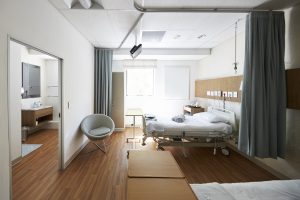 lit d'hôpital dans clinique de luxe