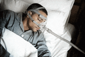 Homme dormant avec masque CPAP