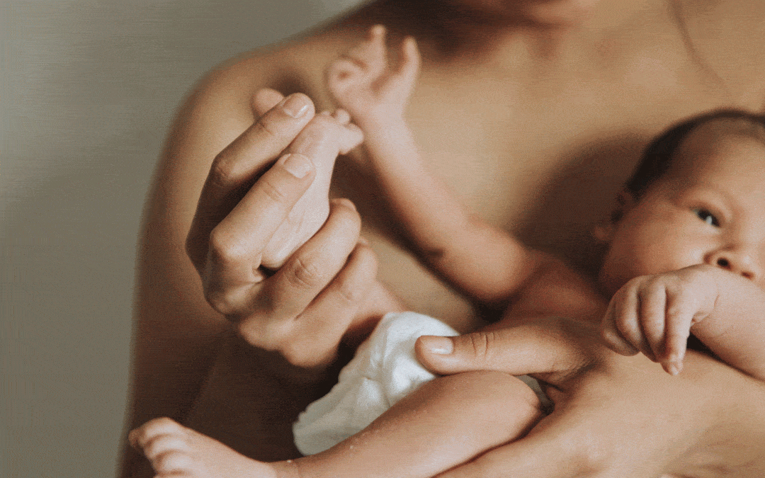 Bébé prématuré dans les bras de sa mère