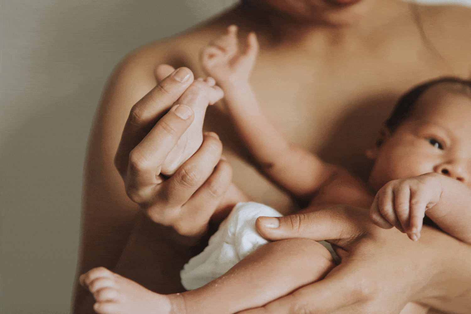 Bébé prématuré dans les bras de sa mère