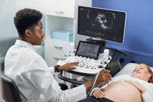 Docteur faisant écographie femme enceinte