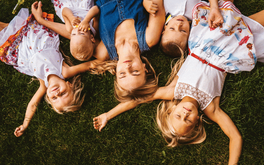 Mère et 4 enfants allongés sur l'herbe