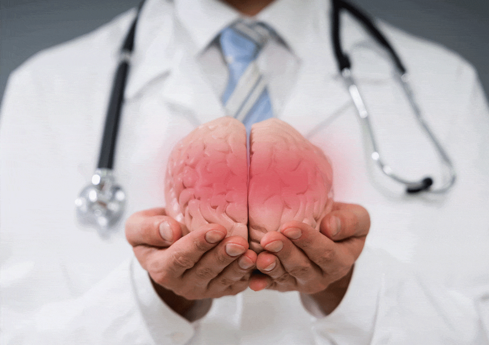 Médecin étudiant cerveau en crise d'épilepsie