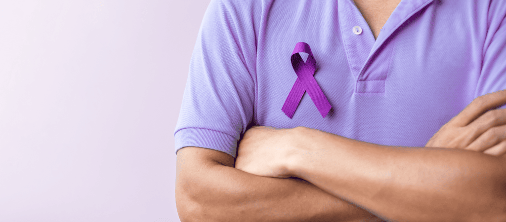 Buste d'un homme portant polo mauve et ruban mauve. Couleur de la fibromyalgie