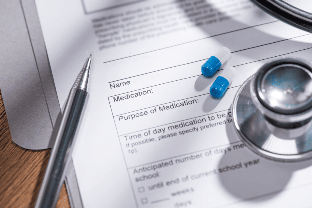Questionnaire médical avec stéthoscope et stylo.