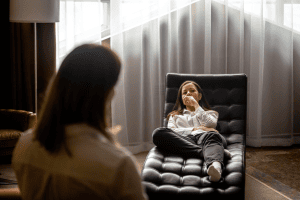 Femme couchée sur un divan de psychologue