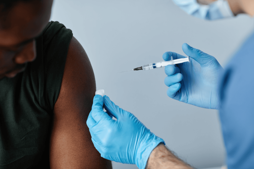 Homme qui se fait vacciner