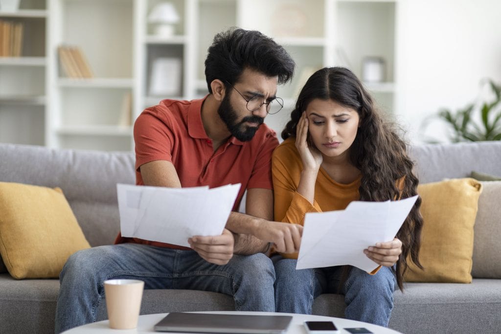 couple inquiet qui examine des documents