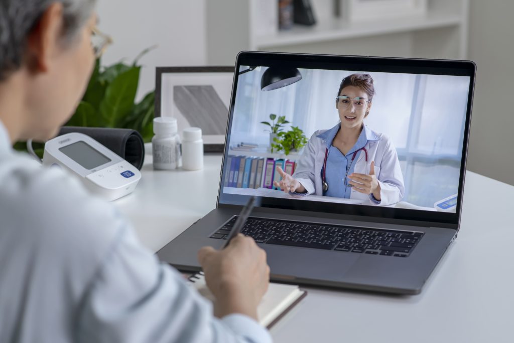 médecin femme faisant téléconsultation sur ordinateur portable