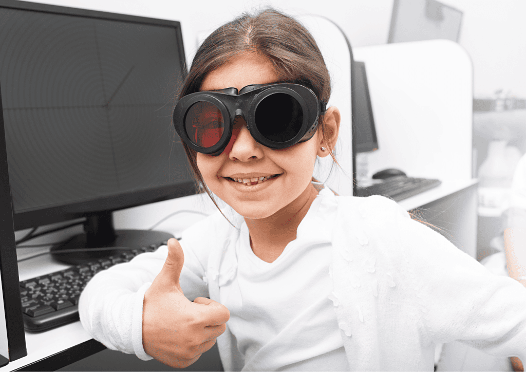 petite fille avec des lunettes noires d'orthoptie