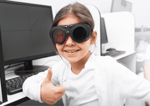 petite fille avec des lunettes noires d'orthoptie