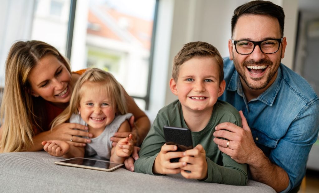 Famille de quatre personnes : parents, une petite fille et un petit garçon