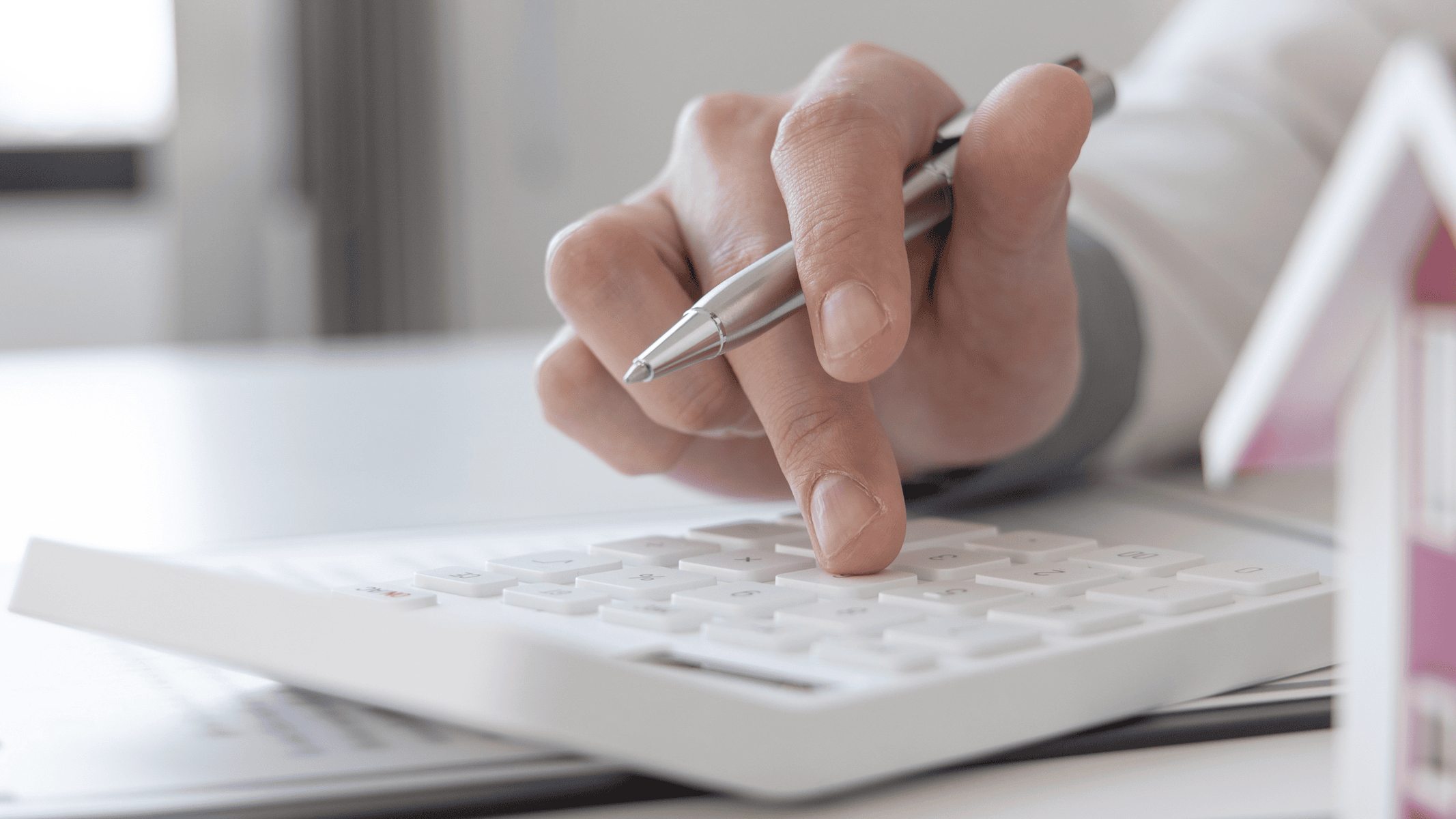 Personne utilisant une calculatrice pour calculer le coût de ses assurances complémentaires.